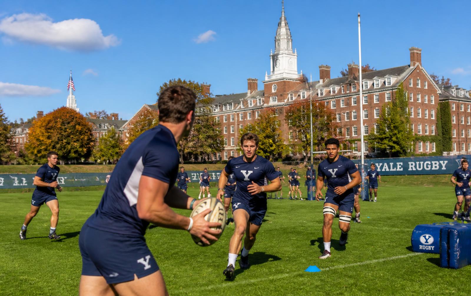 Allenamento di rugby in un campus americano